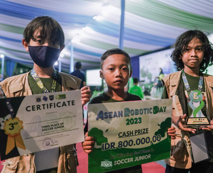 SEKOLAH RIMBA INDONESIA RAIH JUARA 3 DAN PENGHARGAAN MOST VALUABLE PLAYER DI ASEAN ROBOTIC DAY 2023.